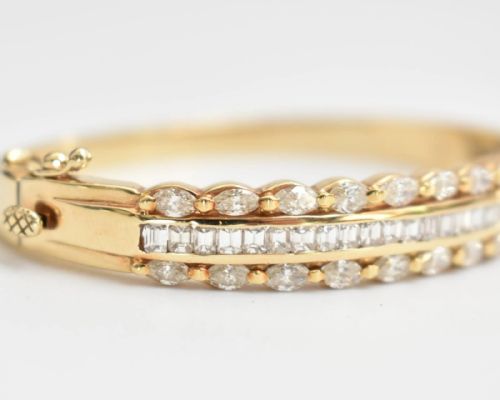 A VINTAGE MID CENTURY 14CT GOLD THREE ROW FANCY CUT DIAMOND HALF HINGED BANGLE - ADDITIONAL PHOTO 3