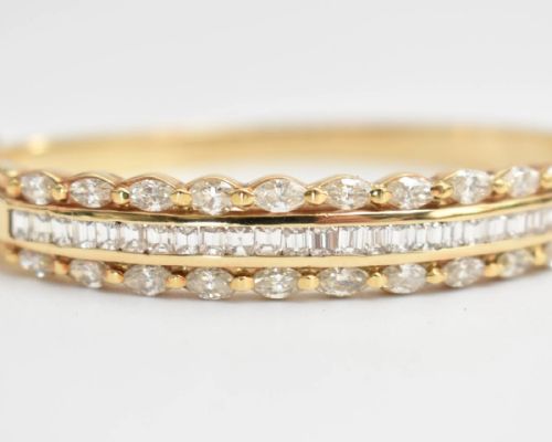 A VINTAGE MID CENTURY 14CT GOLD THREE ROW FANCY CUT DIAMOND HALF HINGED BANGLE - ADDITIONAL PHOTO 4