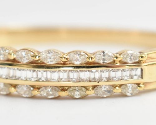 A VINTAGE MID CENTURY 14CT GOLD THREE ROW FANCY CUT DIAMOND HALF HINGED BANGLE - ADDITIONAL PHOTO 5
