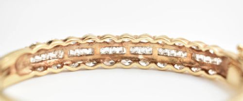 A VINTAGE MID CENTURY 14CT GOLD THREE ROW FANCY CUT DIAMOND HALF HINGED BANGLE - ADDITIONAL PHOTO 6