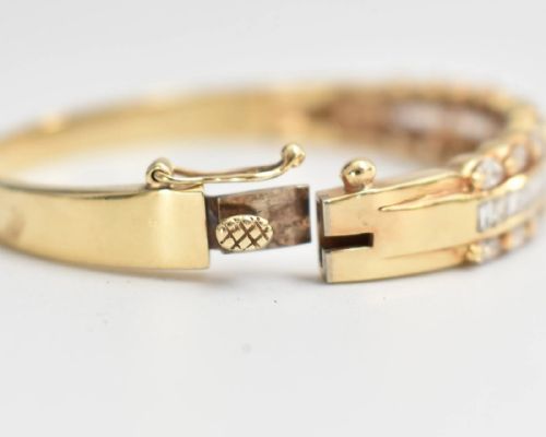 A VINTAGE MID CENTURY 14CT GOLD THREE ROW FANCY CUT DIAMOND HALF HINGED BANGLE - ADDITIONAL PHOTO 7