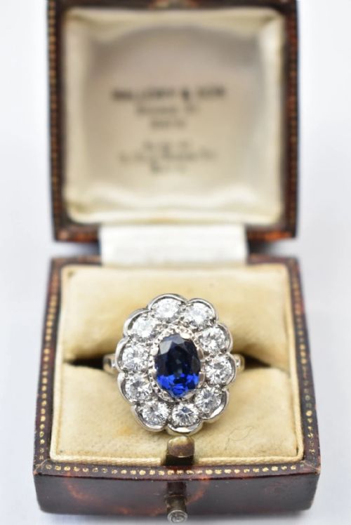 1930S 18CT WHITE GOLD SAPPHIRE DIAMOND CLUSTER RING 380CT TOTAL WGI CERTIFIED - ADDITIONAL PHOTO 1