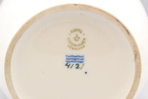 ROYAL COPENHAGEN WHITE PORCELAIN VASE BY HANS HENRIK HANSEN - ADDITIONAL PHOTO 6