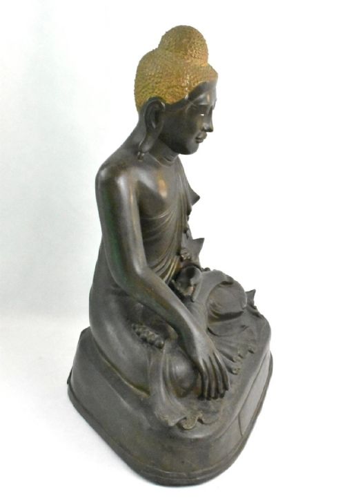 A LARGE ANTIQUE BRONZE MANDALAY BURMESE SEATED BUDDHA CIRCA 19TH CENTURY - ADDITIONAL PHOTO 3