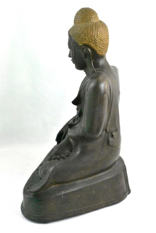 A LARGE ANTIQUE BRONZE MANDALAY BURMESE SEATED BUDDHA CIRCA 19TH CENTURY - ADDITIONAL PHOTO 10
