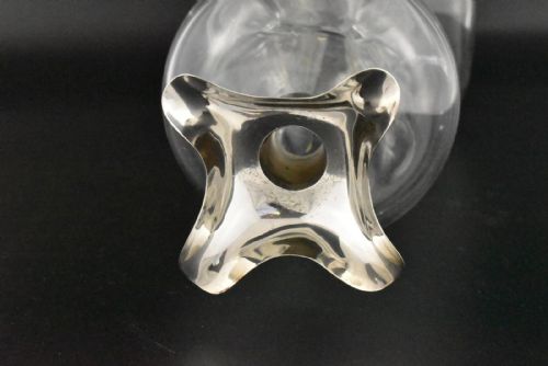 A LARGE GLUG GLUG DECANTER 1925 WITH SILVER TOP BY HUKIN HEATH LTD - ADDITIONAL PHOTO 2