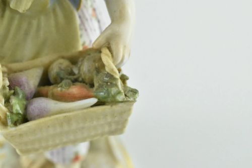 ANTIQUE MEISSEN PORCELAIN FIGURINE OF A GIRL WITH FLOWER BASKET - ADDITIONAL PHOTO 7