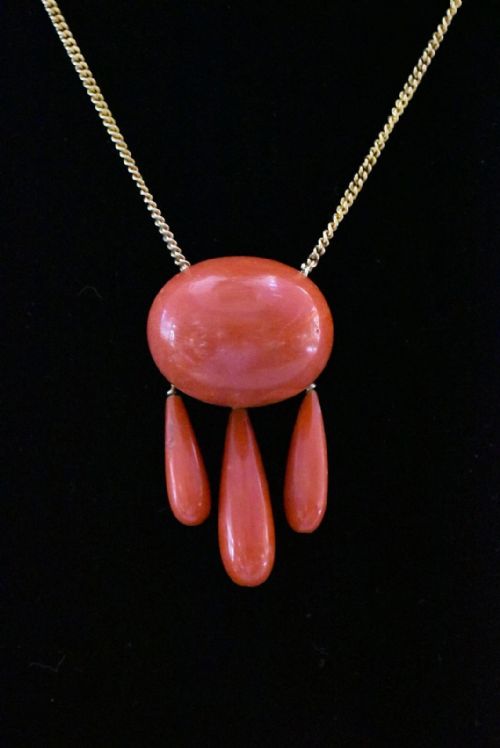 VINTAGE MID CENTURY 18CT GOLD MOUNTED CORAL PENDANT WITH CHAIN LINK NECKLACE - ADDITIONAL PHOTO 1