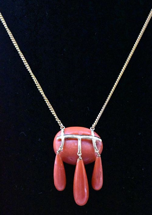 VINTAGE MID CENTURY 18CT GOLD MOUNTED CORAL PENDANT WITH CHAIN LINK NECKLACE - ADDITIONAL PHOTO 2