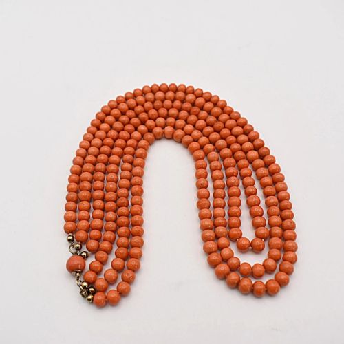 VINTAGE TRIPLE STRAND NATURAL ROUND CORAL BEADED NECKLACE 195 205 CA 1900 - ADDITIONAL PHOTO 3