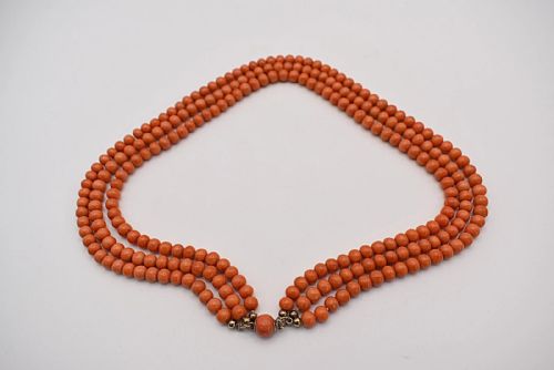 VINTAGE TRIPLE STRAND NATURAL ROUND CORAL BEADED NECKLACE 195 205 CA 1900 - ADDITIONAL PHOTO 4