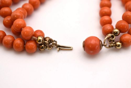 VINTAGE TRIPLE STRAND NATURAL ROUND CORAL BEADED NECKLACE 195 205 CA 1900 - ADDITIONAL PHOTO 6