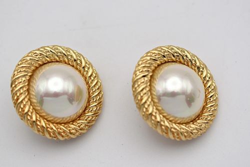 ANTIQUE CHRISTIAN DIOR LARGE FAUX PEARL GOLD PLATED CLIPON EARRINGS - ADDITIONAL PHOTO 1