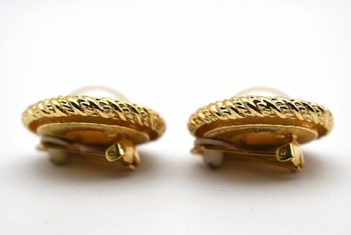 ANTIQUE CHRISTIAN DIOR LARGE FAUX PEARL GOLD PLATED CLIPON EARRINGS - ADDITIONAL PHOTO 3