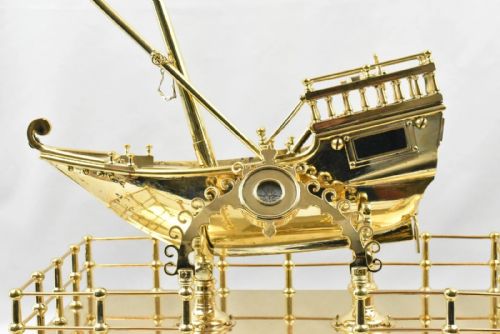 19TH CENTURY LARGE HIGH QUALITY ANTIQUE BRASS MODEL SHIP WITH A CENTRAL COMPASS - ADDITIONAL PHOTO 3