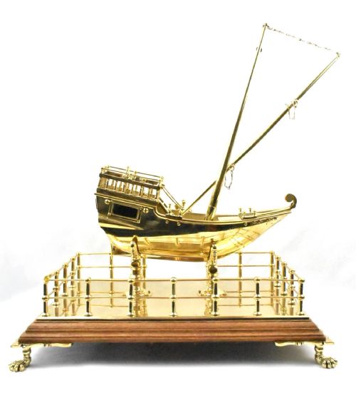 19TH CENTURY LARGE HIGH QUALITY ANTIQUE BRASS MODEL SHIP WITH A CENTRAL COMPASS - ADDITIONAL PHOTO 5