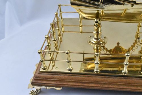 19TH CENTURY LARGE HIGH QUALITY ANTIQUE BRASS MODEL SHIP WITH A CENTRAL COMPASS - ADDITIONAL PHOTO 11
