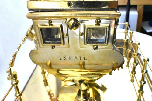 19TH CENTURY LARGE HIGH QUALITY ANTIQUE BRASS MODEL SHIP WITH A CENTRAL COMPASS - ADDITIONAL PHOTO 13