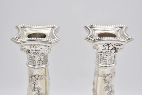 PAIR OF EDWARDIAN CORINTHIAN COLUMN SILVER PLATE CANDLESTICKS BY JOHN POUND CO - ADDITIONAL PHOTO 5