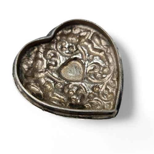 ANTIQUE INDIAN SILVER HEARTSHAPED TRINKET BOX - ADDITIONAL PHOTO 12