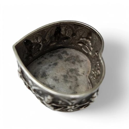 ANTIQUE INDIAN SILVER HEARTSHAPED TRINKET BOX - ADDITIONAL PHOTO 13
