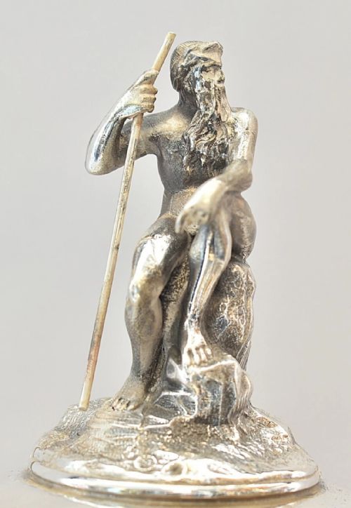 A HUGE ELABORATE ENGRAVED EMBOSSED WITH FIGURINES TILTING PITCHER WITH STAND - ADDITIONAL PHOTO 7