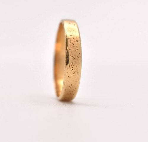 A VICTORIAN 15CT YELLOW GOLD ENGRAVED WEDDING BAND - ADDITIONAL PHOTO 1