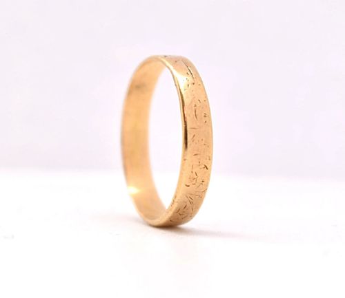 A VICTORIAN 15CT YELLOW GOLD ENGRAVED WEDDING BAND - ADDITIONAL PHOTO 2