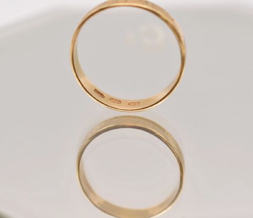 A VICTORIAN 15CT YELLOW GOLD ENGRAVED WEDDING BAND - ADDITIONAL PHOTO 3