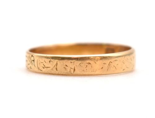 A VICTORIAN 15CT YELLOW GOLD ENGRAVED WEDDING BAND - ADDITIONAL PHOTO 4