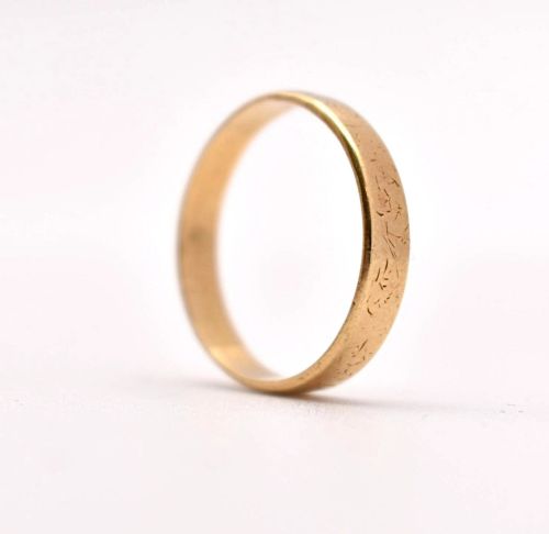 A VICTORIAN 15CT YELLOW GOLD ENGRAVED WEDDING BAND - ADDITIONAL PHOTO 5