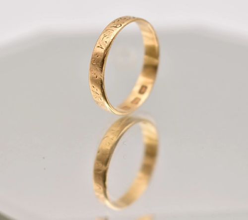 A VICTORIAN 15CT YELLOW GOLD ENGRAVED WEDDING BAND - ADDITIONAL PHOTO 6