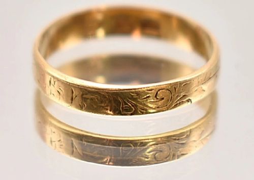 A VICTORIAN 15CT YELLOW GOLD ENGRAVED WEDDING BAND - ADDITIONAL PHOTO 8