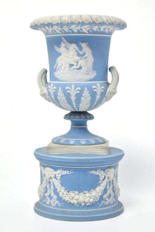 WEDGWOOD 1871 BLUE JASPERWARE CAMPANA URNS PAIR WHITE BASRELIEFS URNS PEDESTALS - ADDITIONAL PHOTO 1