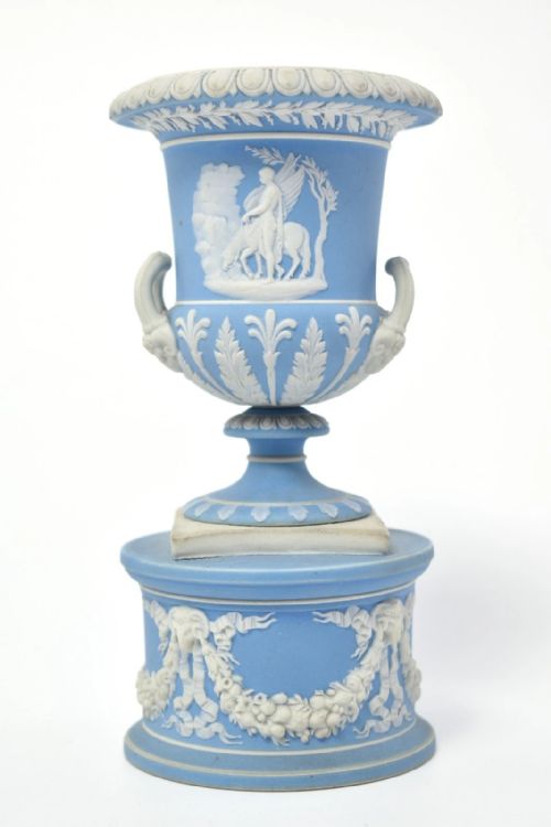 WEDGWOOD 1871 BLUE JASPERWARE CAMPANA URNS PAIR WHITE BASRELIEFS URNS PEDESTALS - ADDITIONAL PHOTO 3