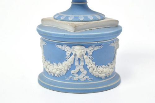WEDGWOOD 1871 BLUE JASPERWARE CAMPANA URNS PAIR WHITE BASRELIEFS URNS PEDESTALS - ADDITIONAL PHOTO 5