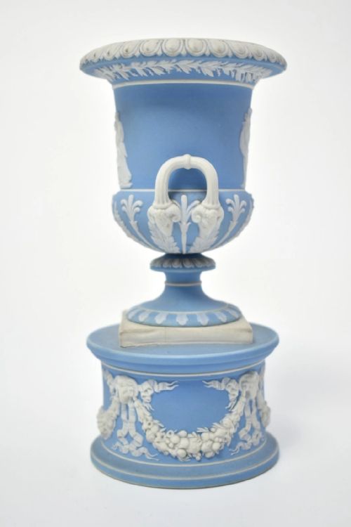 WEDGWOOD 1871 BLUE JASPERWARE CAMPANA URNS PAIR WHITE BASRELIEFS URNS PEDESTALS - ADDITIONAL PHOTO 7
