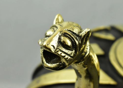 A HEAVY LARGE ORNATE ISLAMIC TWO TONE BRONZE ORNATE EWER DRAGON HANDLE - ADDITIONAL PHOTO 7