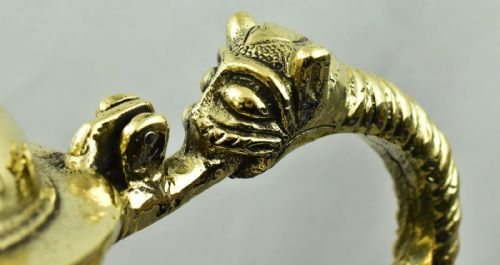 A HEAVY LARGE ORNATE ISLAMIC TWO TONE BRONZE ORNATE EWER DRAGON HANDLE - ADDITIONAL PHOTO 8
