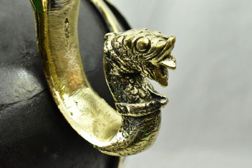 A HEAVY LARGE ORNATE ISLAMIC TWO TONE BRONZE ORNATE EWER DRAGON HANDLE - ADDITIONAL PHOTO 9