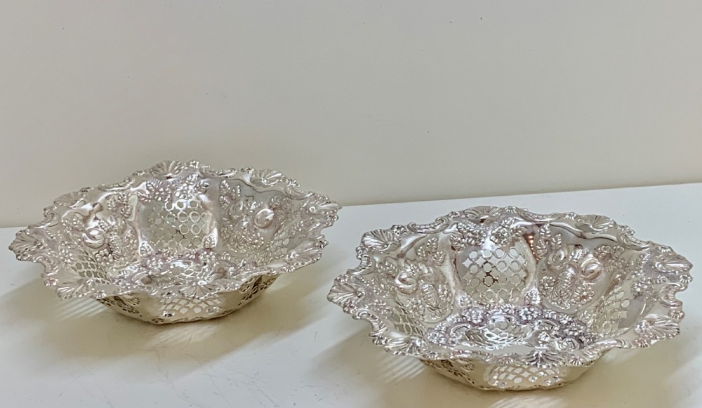 A PAIR OF ANTIQUE STERLING SILVER DISHES 1903 View III