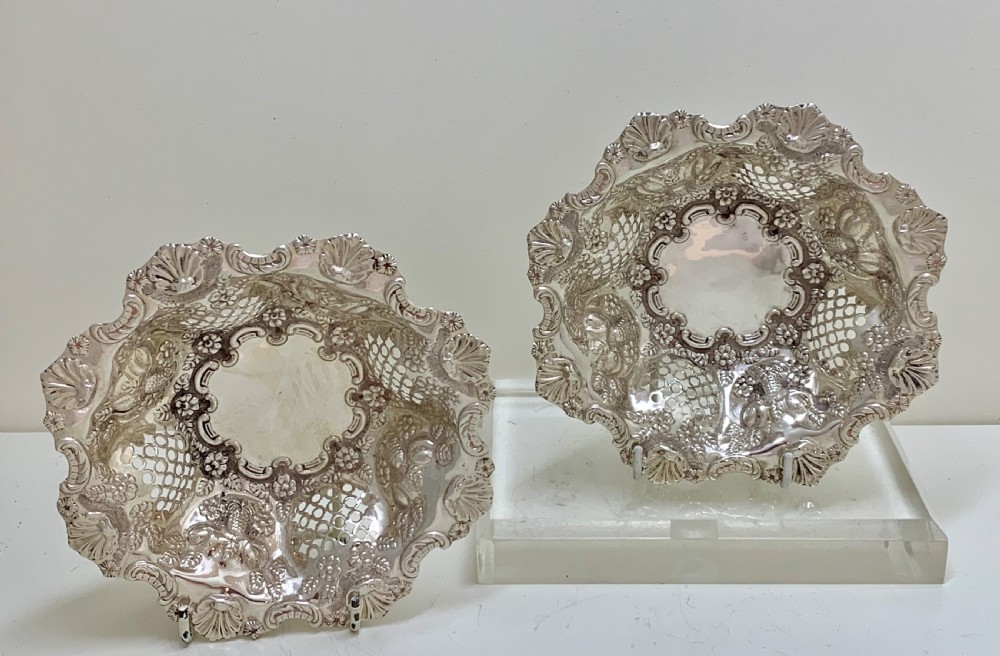 A PAIR OF ANTIQUE STERLING SILVER DISHES 1903 View II