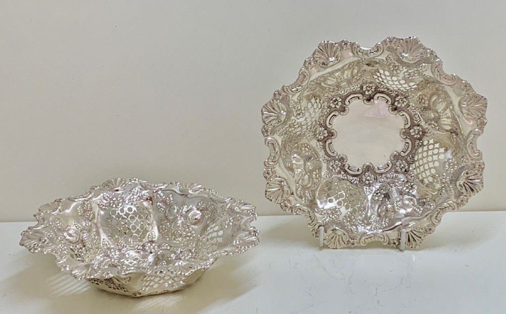 A PAIR OF ANTIQUE STERLING SILVER DISHES 1903
