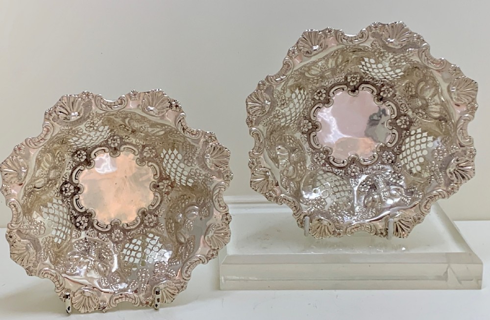 A PAIR OF ANTIQUE STERLING SILVER DISHES 1903 View IV