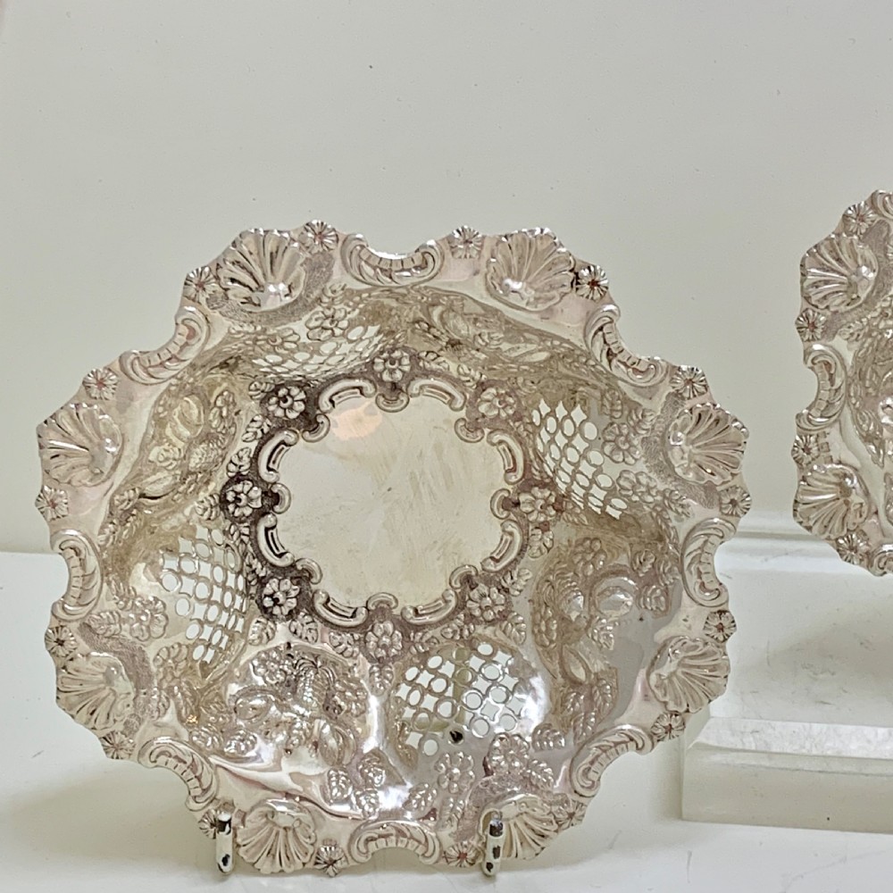 A PAIR OF ANTIQUE STERLING SILVER DISHES 1903 View V