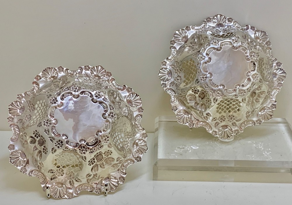 A PAIR OF ANTIQUE STERLING SILVER DISHES 1903 View VII