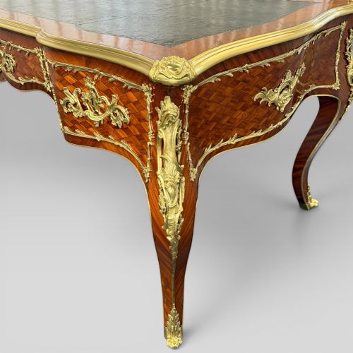 ANTIQUE KINGWOOD PARQUETRY ORMOLU MOUNTED BUREAU PLAT IN THE LOUIS XV STYLE - ADDITIONAL PHOTO 5