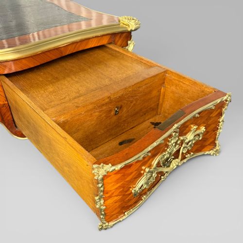 ANTIQUE KINGWOOD PARQUETRY ORMOLU MOUNTED BUREAU PLAT IN THE LOUIS XV STYLE - ADDITIONAL PHOTO 9