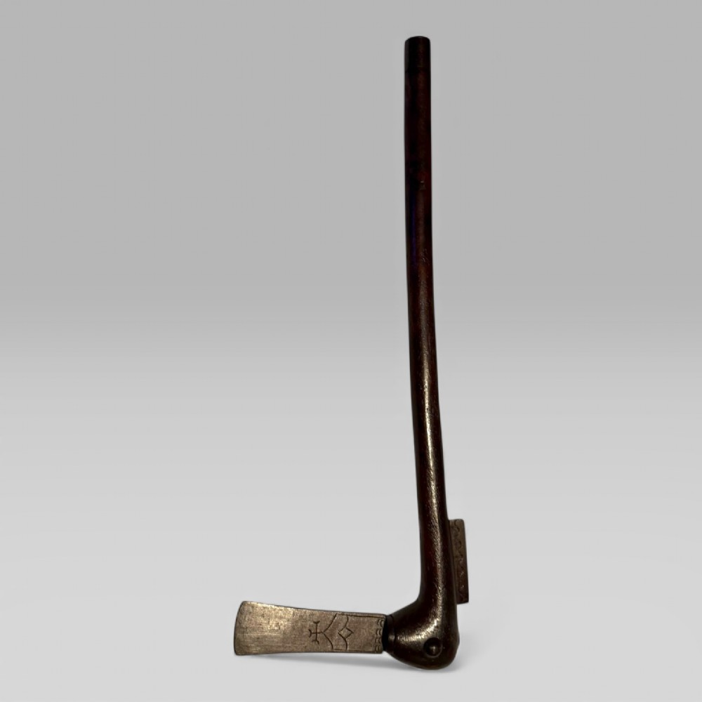 A 19th-century Dahomey messenger recade axe featuring an angled hardwood shaft and a flat iron blade. View VII