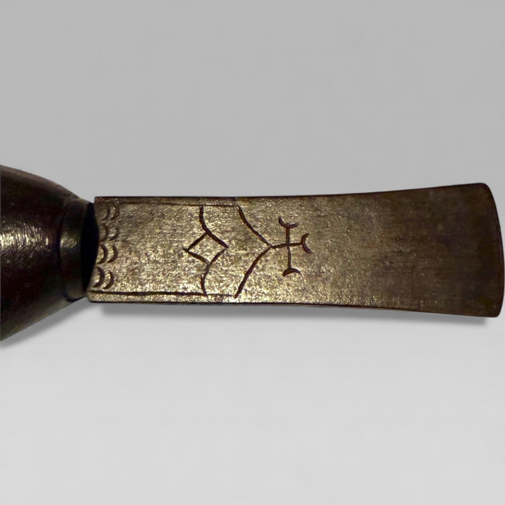 A 19th-century Dahomey messenger recade axe featuring an angled hardwood shaft and a flat iron blade. View VIII